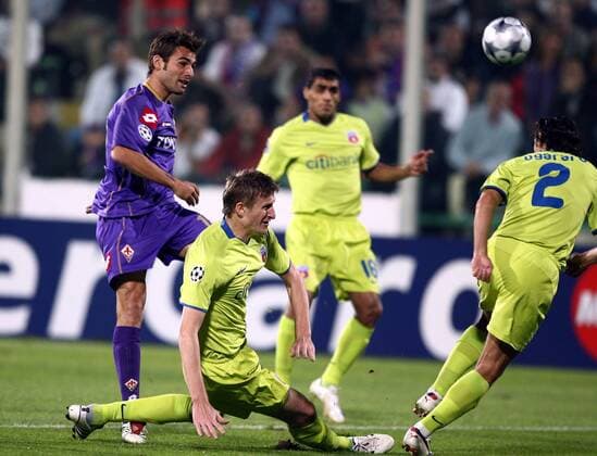 Adrian Mutu (AC Florenz, li.) gegen Dorin Goian (Steaua Bukarest, 2.v.li.) -  Fußball EC 1 Herren Champions League 2008 2009, ACF Fiorentina - Steaua Bukarest 0:0 Gruppe Florenz Dynamik,