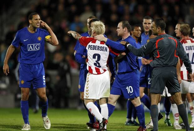 Meinungsverschiedenheit zwischen Rio Ferdinand (Manchester United, li.) und Martin Pedersen (Aalborg) -  Fußball EC 1 Herren Champions League 2008 2009, Aalborg BK - Manchester United 0:3, ManU Gruppe Aalborg Spannung,