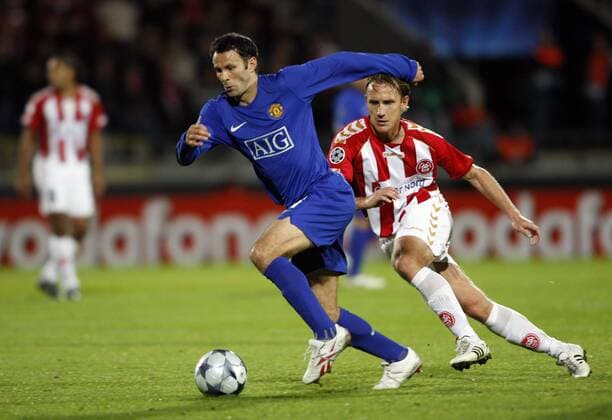 Ryan Giggs (Manchester United, li.) gegen Andreas Johansson (Aalborg) -  Fußball EC 1 Herren Champions League 2008 2009, Aalborg BK - Manchester United 0:3, ManU Gruppe Aalborg Dynamik,
