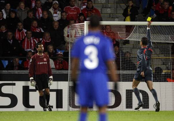 Schiedsrichter Olegario Benquerenca (Portugal) zeigt Torwart Karim Zaza (Aalborg) die gelbe Karte -  Fußball EC 1 Herren Champions League 2008 2009, Aalborg BK - Manchester United 0:3, ManU Gruppe Aalborg