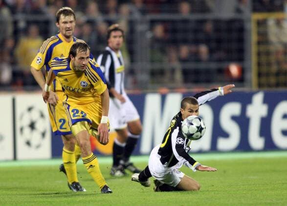 Igor Stasevich (Borisov, li.) gegen Sebastian Giovinco (Juventus Turin) -  (APS8Q2B0128) Fußball EC 1 Herren Champions League 2008 2009, FC BATE Borisov - Juventus Turin 2:2, Juve, Gruppe Borisov Dynamik,
