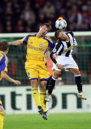 Dmitry Likhtarovich (Borisov, li.) gegen Sebastian Giovinco (Juventus Turin) -  (APS8Q2B0279) Fußball EC 1 Herren Champions League 2008 2009, FC BATE Borisov - Juventus Turin 2:2, Juve, Gruppe Borisov Dynamik,