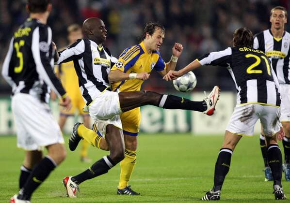 Mohamed Sissoko (Juventus Turin, 2.v.li.) gegen Igor Stasevich (Borisov, Mitte) -  (APS8Q2B0280) Fußball EC 1 Herren Champions League 2008 2009, FC BATE Borisov - Juventus Turin 2:2, Juve, Gruppe Borisov Dynamik,