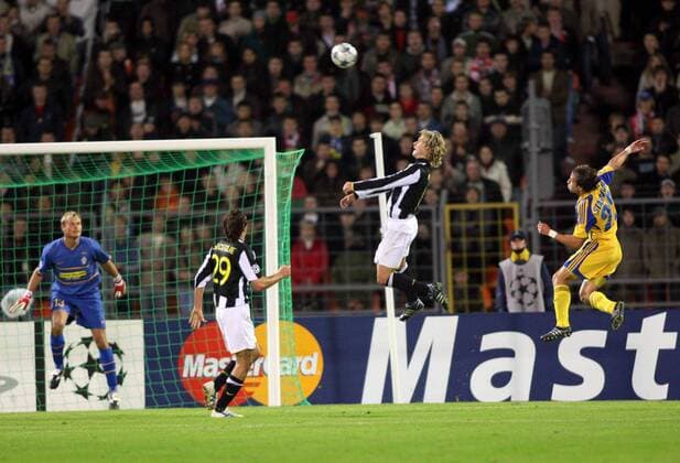 Pavel Nedved (Juventus Turin, 2.v.re.) gegen Igor Stasevich (Borisov, re.) -  (APS8Q2B9971) Fußball EC 1 Herren Champions League 2008 2009, FC BATE Borisov - Juventus Turin 2:2, Juve, Totale Borisov Dynamik, Höhe
