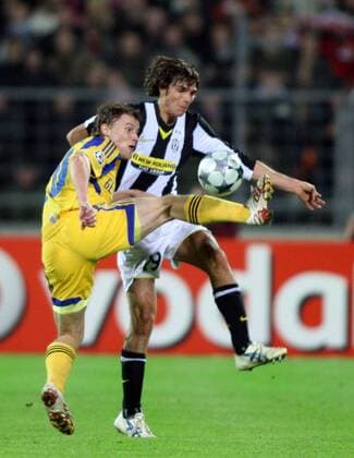 Vitaliy Rodionov (Borisov, li.) gegen Paolo de Ceglie (Juventus Turin) -  (APS8Q2B0031) Fußball EC 1 Herren Champions League 2008 2009, FC BATE Borisov - Juventus Turin 2:2, Juve, Gruppe Borisov Dynamik,