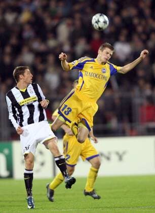 Claudio Marchisio (Juventus Turin, li.) gegen Pavel Nekhaychik (Borisov) -  (APS8Q2B0251) Fußball EC 1 Herren Champions League 2008 2009, FC BATE Borisov - Juventus Turin 2:2, Juve, Gruppe Borisov Dynamik,
