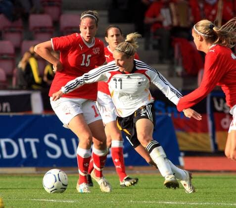 Anja Mittag (Deutschland, Mitte) gegen Caroline Abbe (Schweiz, li.) Fußball Länderspiel Damen EM Qualifikation 2008, Nationalmannschaft, Nationaltrikot, Frauen, Frauenfußball Gruppe Basel Dynamik, 