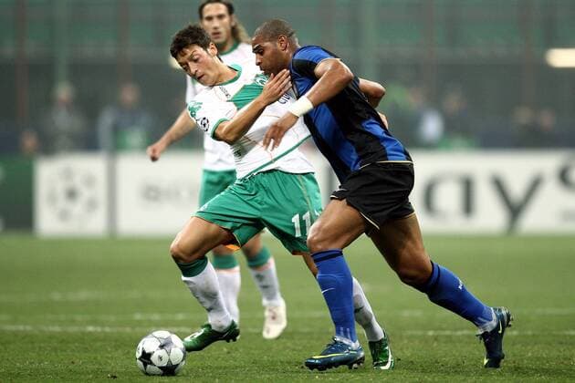 Mesut Özil (Bremen, li.) gegen Adriano (Inter Mailand) -  Fußball EC 1 Herren Champions League 2008 2009, FC Internazionale Mailand - SV Werder Bremen Gruppe Mailand