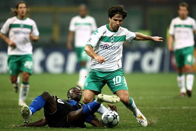 Diego (Bremen, re.) gegen Sulley Ali Muntari (Inter Mailand) -  Fußball EC 1 Herren Champions League 2008 2009, FC Internazionale Mailand - SV Werder Bremen Gruppe Mailand Dynamik,