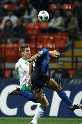 Markus Rosenberg (Bremen, li.) gegen Ivan Cordoba (Inter Mailand) -  Fußball EC 1 Herren Champions League 2008 2009, FC Internazionale Mailand - SV Werder Bremen Gruppe Mailand Dynamik,