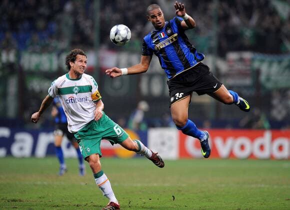 Adriano (Inter Mailand, re.) gegen Frank Baumann (Bremen) -  Fußball EC 1 Herren Champions League 2008 2009, FC Internazionale Mailand - SV Werder Bremen Gruppe Mailand Dynamik,