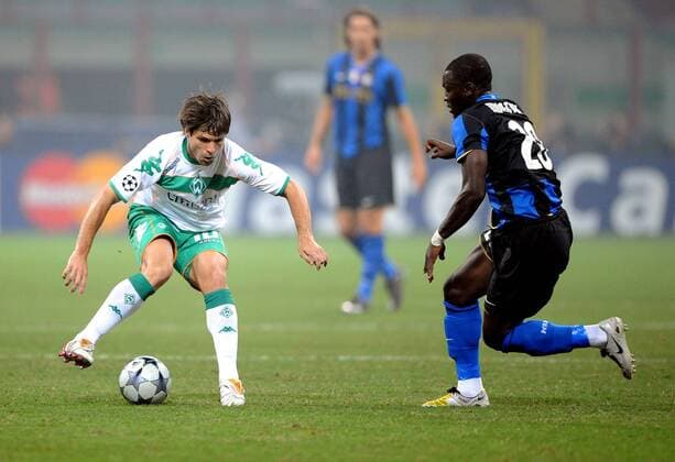 Diego (Bremen, li.) gegen Sulley Ali Muntari (Inter Mailand) Fußball EC 1 Herren Champions League 2008 2009, FC Internazionale Mailand - SV Werder Bremen Gruppe Mailand Dynamik,