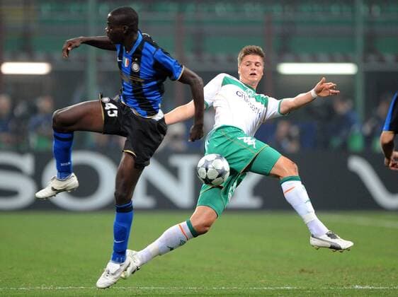 Sebastian Prödl (Bremen, re.) gegen Mario Balotelli (Inter Mailand) Fußball EC 1 Herren Champions League 2008 2009, FC Internazionale Mailand - SV Werder Bremen Gruppe Mailand Dynamik, Kampf,