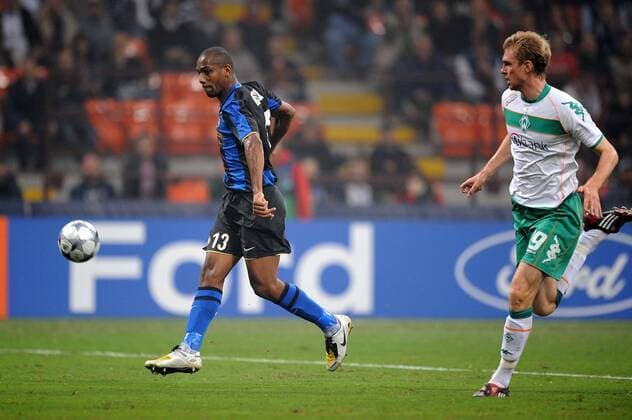 Maicon (Inter Mailand, li.) trifft gegen Per Mertesacker (Bremen) zum 1:0 -  Fußball EC 1 Herren Champions League 2008 2009, FC Internazionale Mailand - SV Werder Bremen Gruppe Mailand Dynamik,