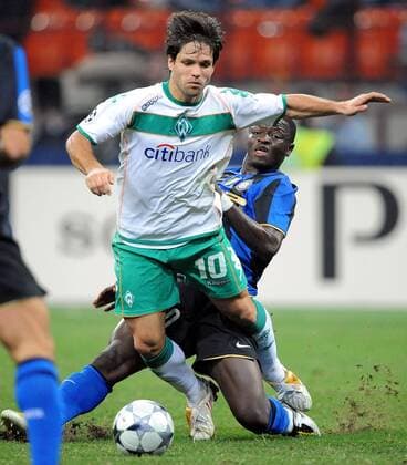Diego (Bremen, li.) gegen Sulley Ali Muntari (Inter Mailand) Fußball EC 1 Herren Champions League 2008 2009, FC Internazionale Mailand - SV Werder Bremen Gruppe Mailand Dynamik,