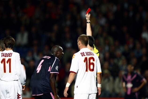 Alou Diarra (Bordeaux) sieht rot -  (pan28162) Fußball EC 1 Herren Champions League 2008 2009, Girondins Bordeaux - AS Roma 1:3 Gruppe Bordeaux