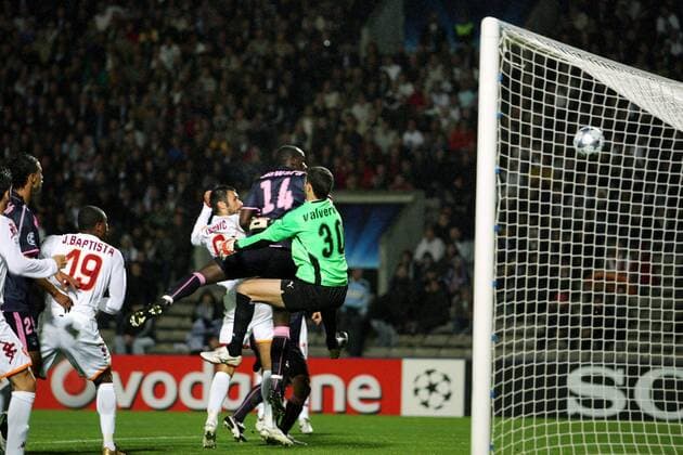 Mirko Vucinic (AS Rom, li.) setzt sich gegen Souleymane Diawara (Mitte) durch und trifft gegen Torwart Mathieu Valverde (beide Bordeaux) zum 1:1 -  (pan28162) Fußball EC 1 Herren Champions League 2008 2009, Girondins Bordeaux - AS Roma 1:3 Gruppe Bordeaux Dynamik,