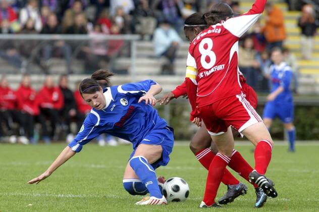Merza Julevic (Freiburg, li.) im Duell Fußball 1. BL Damen Saison 2008 2009, Frauen, Frauenfußball, 1. FFC Frankfurt - SC Freiburg Gruppe Frankfurt M. Dynamik,