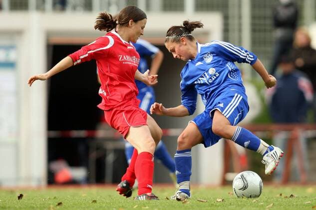 Sabrina Schmutzler (Jena, re.) gegen Carolin Hörber (Crailsheim) Fußball 1. BL Damen Saison 2008 2009, Frauen, Frauenfußball, 1. FF USV Jena - TSV Crailsheim 1:0 Gruppe Jena Dynamik,