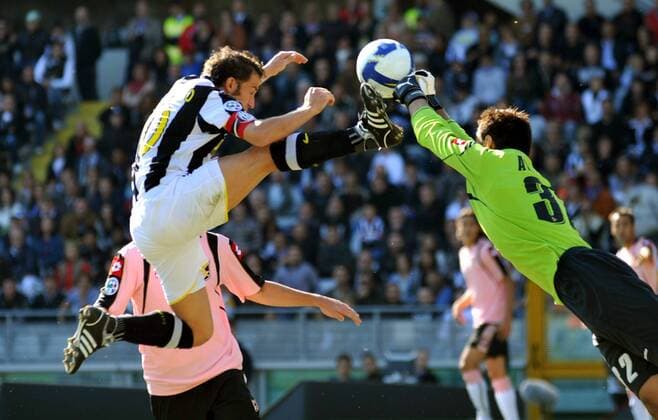 Alessandro del Piero (Juventus Turin, li.) mit hohem Bein gegen Torwart Marco Amelia (Palermo) -  Fußball Herren Serie A 2008 2009, 1. Italienische Liga, Juventus Turin - US Palermo 1:2, Juve, Vdig Gruppe Turin Dynamik,