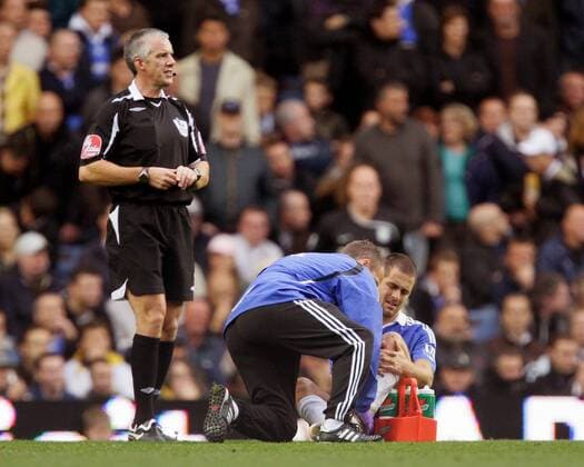 Joe Cole (Chelsea) verletzt - EDITORIAL USE ONLY. No use with unauthorised audio, video, data, fixture lists, club league logos or live services. Online in-match use limited to 120 images, no video emulation. No use in betting, games or single club league player publications. Fußball Herren English Premier League 2008 2009, 1. Englische Liga, Chelsea FC London Gruppe London