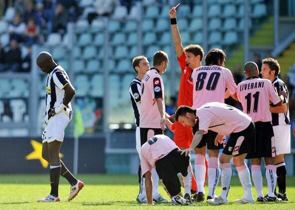 Mohamed Sissoko (Juventus Turin, li.) bekommt von Schiedsrichter Paolo Tagliavento die gelb rote Karte gezeigt -  Fußball Herren Serie A 2008 2009, 1. Italienische Liga, Juventus Turin - US Palermo 1:2, Juve Gruppe Turin