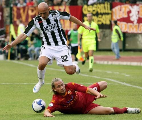 Massimo Maccarone (Siena, li.) gegen Philippe Mexes (AS Rom) -  Fußball Herren Serie A 2008 2009, 1. Italienische Liga, AC Siena - AS Rom 1:0 Gruppe Siena Dynamik,