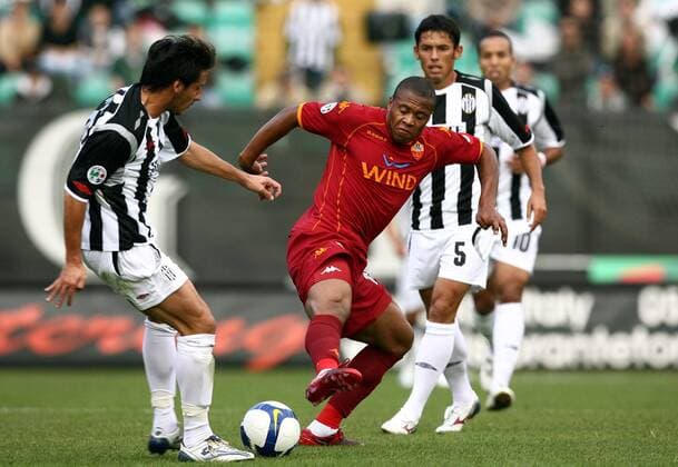 Julio Baptista (AS Rom, re.) gegen Cristiano Del Grosso (Siena) -  Fußball Herren Serie A 2008 2009, 1. Italienische Liga, AC Siena - AS Rom 1:0, Roma Gruppe Siena Dynamik,