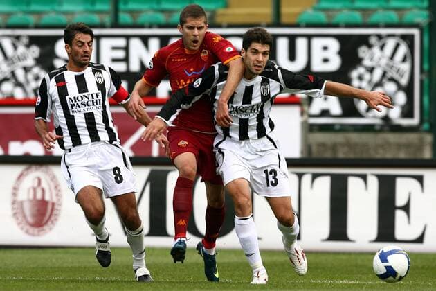 Jeremy Menez (AS Rom, Mitte) gegen Simone Vergassola (li.) und Luca Rossettini (beide Siena) -  Fußball Herren Serie A 2008 2009, 1. Italienische Liga, AC Siena - AS Rom 1:0, Roma Gruppe Siena Dynamik, Kampf,