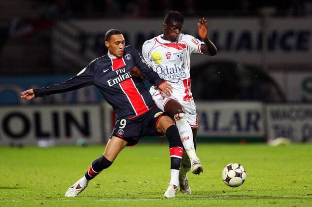 Alfred N Diaye (Nancy, re.) gegen Guillaume Hoarau (Paris St. Germain) -  Fußball Herren Ligue 1 2008 2009, 1. Liga, AS Nancy Lorraine - Paris St. Germain, PSG Gruppe Nancy Dynamik, Kampf,