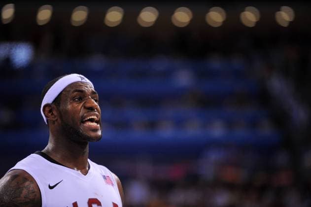 LeBron James (USA) gibt Anweisungen Basketball OS Sommer Herren Olympische Spiele Peking 2008, Sommerspiele, Länderspiel, Nationaltrikot, Nationalteam, Porträt Peking Enttäuschung