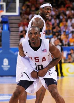 Kobe Bryant (vorn) und LeBron James (beide USA) Basketball OS Sommer Herren Olympische Spiele Peking 2008, Sommerspiele, Länderspiel, Nationaltrikot, Nationalteam, Gruppe Peking