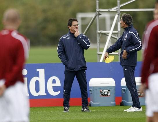 Nationaltrainer Fabio Capello (England) im Gespräch mit einem Assistenten - EDITORIAL USE ONLY. No use with unauthorised audio, video, data, fixture lists, club league logos or live services. Online in-match use limited to 120 images, no video emulation. No use in betting, games or single club league player publications. Fußball Herren Nationalmannschaft 2008, Training Gruppe