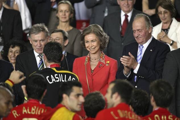 Königin Sofia und König Juan Carlos von Spanien (re) sowie Bundespräsident Horst Köhler (Deutschland, li.) gratulieren Europameister Torwart Iker Casillas (Spanien) Fußball EM Herren Euro 2008, Länderspiel, Finale, Nationalmannschaft, Nationaltrikot, Gruppe Wien Freude,