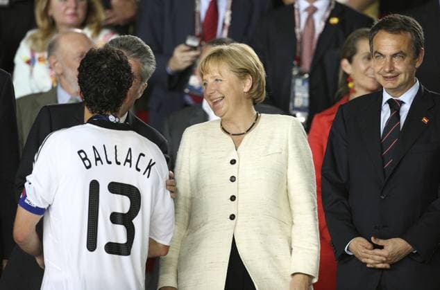 Bundeskanzlerin Angela Merkel (Deutschland) und Ministerpräsident Jose Luis Zapatero (Spanien, re.) trösten Michael Ballack (Deutschland) Fußball EM Herren Euro 2008, Länderspiel, Finale, Nationalmannschaft, Nationaltrikot, Gruppe Wien
