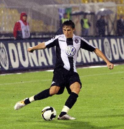 Ljubomir Fejsa (Partizan Belgrad) am Ball -  Fußball Herren Meridian Super Liga 2008 2009, 1. Serbische Liga, Partizan Belgrad Einzelbild Belgrad Dynamik,