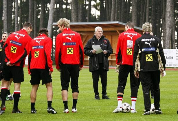 Nationaltrainer Karel Brückner (Österreich) - Mannschaftsbesprechung -  Fußball Herren Nationalmannschaft 2008, Training Gruppe Lindabrunn
