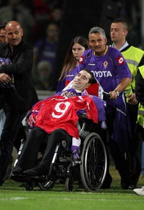 Roberto Baggio (re.) schiebt den Rollstuhl des unter der Lou Gehrig Krankheit leidenden Stefano Borgonovo (beide Italien) anlässlich des Benefizspiels für denselben -  Fußball Herren Serie A 2008 2009, 1. italienische Liga, AC Florenz, Benefizspiel, Benefiz, Wohltätigkeit, Charity Gruppe Florenz