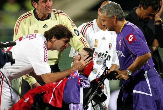 Stefano Borgonovo (Mitte) leidet unter der Lou Gehrig Krankheit, an seinem Benefizspiel nehmen u.a. Roberto Baggio (re.) und Filippo Galli (li., alle Italien) teil -  Fußball Herren Serie A 2008 2009, 1. italienische Liga, AC Florenz, Benefizspiel, Benefiz, Wohltätigkeit, Charity Gruppe Florenz Freude,