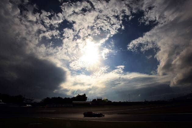 Sonne bricht über dem Fuji International Speedway durch die Wolken -  Motorsport Grand Prix Herren Großer Preis von Japan 2008, Formel 1 Weltmeisterschaft, F1, F, GP, WM Totale Fuji International Speedway Fuji