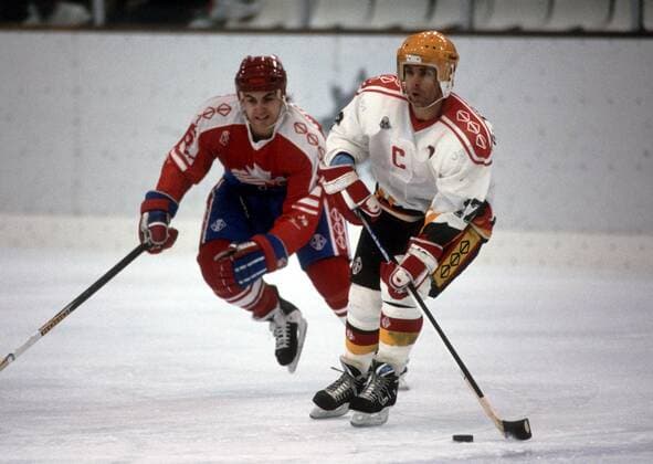 Gerd Truntschka (Deutschland, re.) gegen Jason Woolley (Kanada) Eishockey OS Winter Herren Olympische Spiele 1992, Winterspiele, Länderspiel, Nationalmannschaft, Nationaltrikot Gruppe Aufnahmedatum geschätzt Albertville Dynamik,