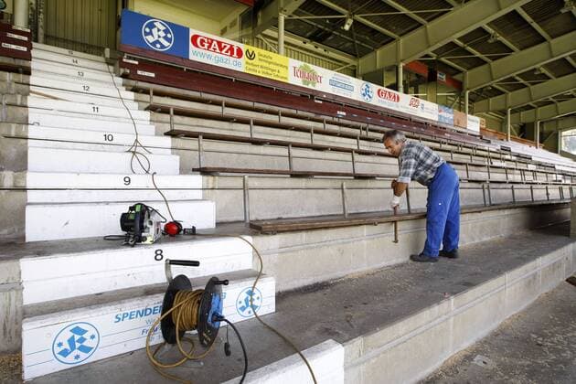 Fußball, Stadiongeschichte Stuttgarter Kickers Bauarbeiter reißt auf der Baustelle GAZi Stadion auf der Waldau, Heimspielstätte der Stuttgarter Kickers, die alten Holzsitzbänke ab Fußball Herren 3. Liga 2008 2009, Stadion, Fußballstadion, Bau, bauen, Baustelle, Bauarbeiten Totale GAZi Stadion auf der Waldau, Degerloch Stuttgart, innen, Innenansicht