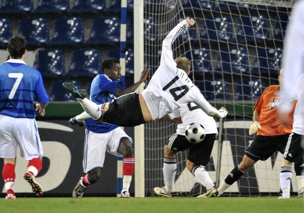 Aaron Hunt (Deutschland U 21, Mitte) zieht spektakulär ab Fußball Länderspiel Herren U21 EM Qualifikation 2008, Nationalmannschaft, Nationaltrikot, Gruppe Magdeburg Dynamik,