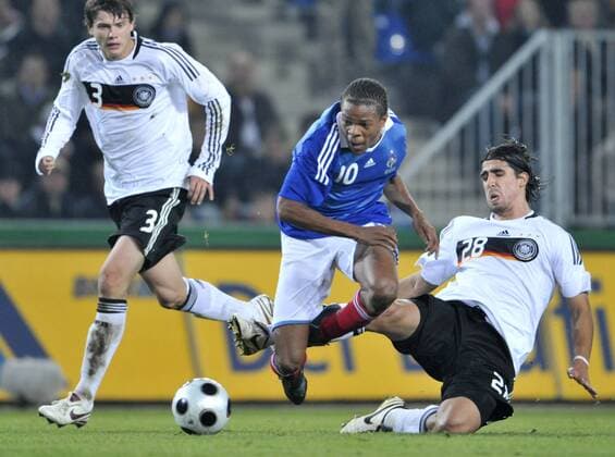 Sami Khedira (Deutschland U 21, re.) gegen Loic Remy (Frankreich U 21), li. Sebastian Boenisch (Deutschland U 21) Fußball Länderspiel Herren U21 EM Qualifikation 2008, Nationalmannschaft, Nationaltrikot, Gruppe Magdeburg Dynamik,