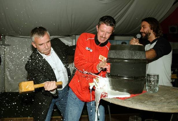 Präsident Dirk Zingler (li.), Nico Patschinski (Mitte) und Stadionsprecher Christian Arbeit (alle Union Berlin) beim Fassanstich zum Oktoberfest des 1. FC Union Berlin Fußball Herren 3. Liga 2008 2009, 1. FC Union Berlin Gruppe o00 Alkohol Berlin