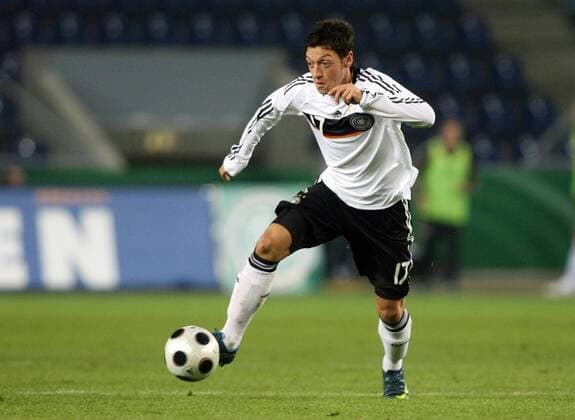 Mesut Özil (Deutschland U21) Fußball Länderspiel Herren U 21 EM Qualifikation 2008, Nationalteam, Nationaltrikot Einzelbild Magdeburg Dynamik,