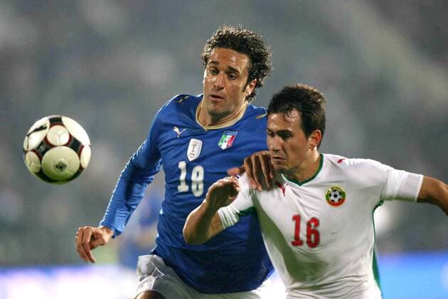 Luca Toni (Italien, li.) gegen Zhivko Milanov (Bulgarien) -  Fußball Länderspiel Herren WM Quali 2008, Nationalmannschaft, Nationaltrikot, Bulgarien - Italien 0:0 Gruppe Sofia Dynamik,