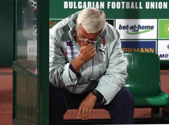 Nationaltrainer Marcello Lippi (Italien) nachdenklich -  Fußball Länderspiel Herren WM Quali 2008, Nationalmannschaft Einzelbild Sofia Nachdenklichkeit,