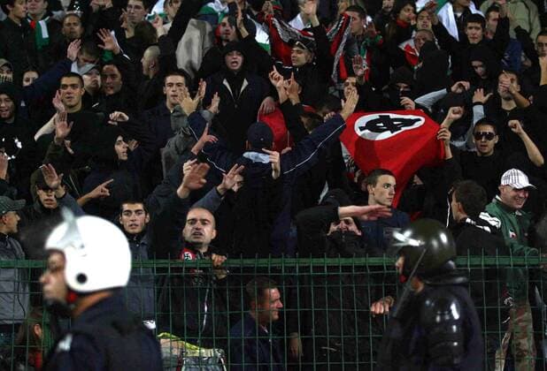 Bulgarische Hooligans -  Fußball Länderspiel Herren WM Quali 2008, Nationalmannschaft Totale Fahne, Fanfahne, Fanfahnen, Keltenkreuz Sofia