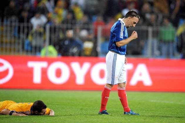 Franck Ribery (Frankreich, re.) lässt Razvan Rat (Rumänien) am Boden zurück -  (pan28284) Fußball Länderspiel Herren WM Qualifikation 2008, Nationalmannschaft, Nationaltrikot Gruppe Constanta